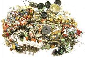 Zestaw starych części elektronicznych z pracowni i